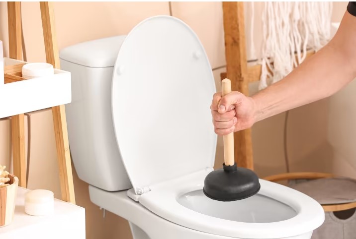 12 Cách thông bồn cầu bị tắc giấy vệ sinh đơn giản, hiệu quả