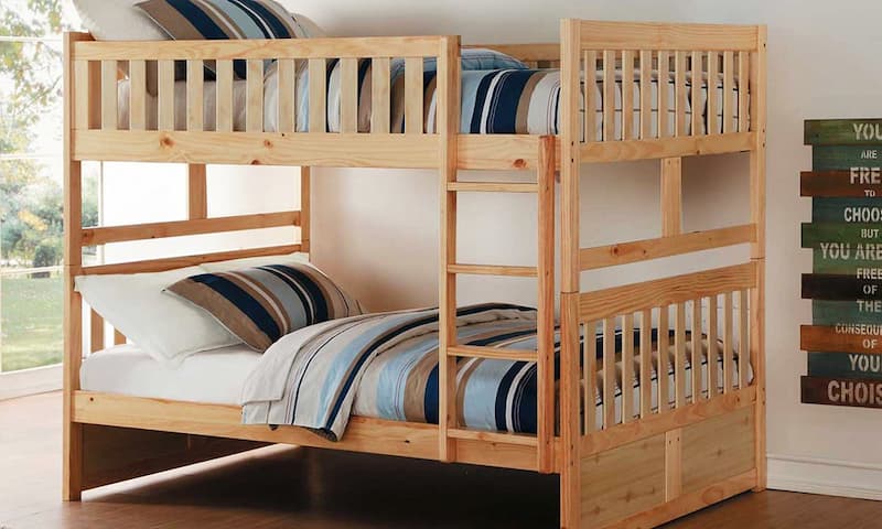 Giường được tạo nên từ chất liệu gỗ chắc chắn bền bỉ và gia công tỉ mỉ