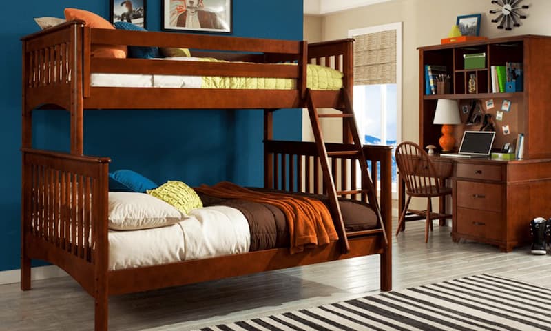 Giường ngủ được phủ màu nâu đậm sang trọng tạo cảm giác ấm cúng đem đến những giấc ngủ ngon cho bạn