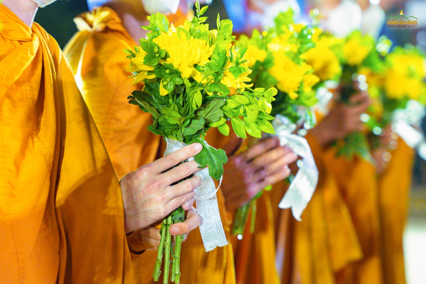 Dâng hoa là hoạt động không thể thiếu trong các nghi lễ chiêm bái
