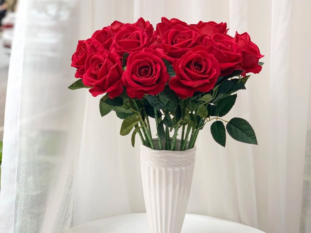 Hoa hồng đỏ có mùi thơm dễ chịu, thích hợp là một trong các loại hoa dùng để thờ cúng phù hợp
