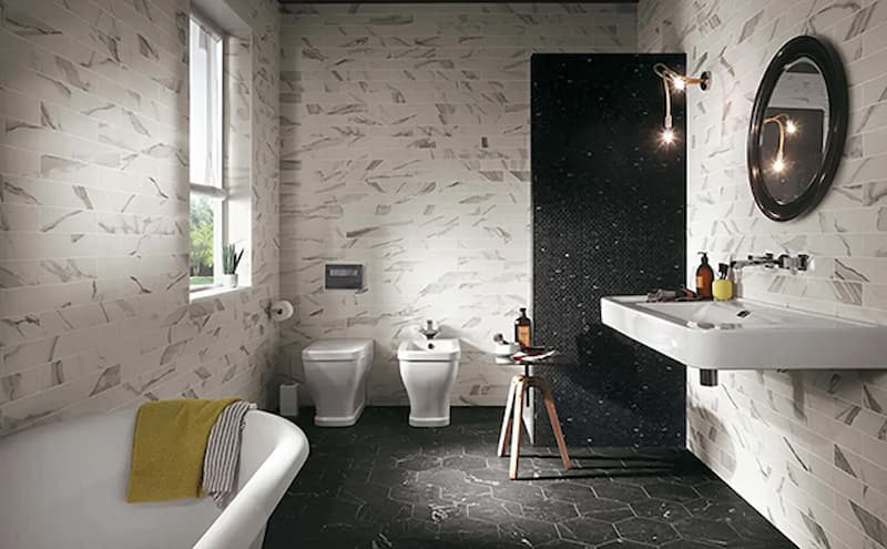 Các mẫu gạch ốp nhà vệ sinh đẹp mang phong cách nghịch tông tạo sự tương phản, độc đáo