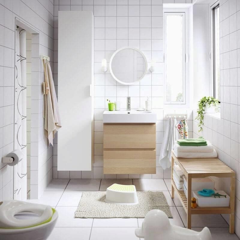Dựa vào hình dáng của nhà vệ sinh 2m2 để lựa chọn nội thất sao cho tiết kiệm diện tích 