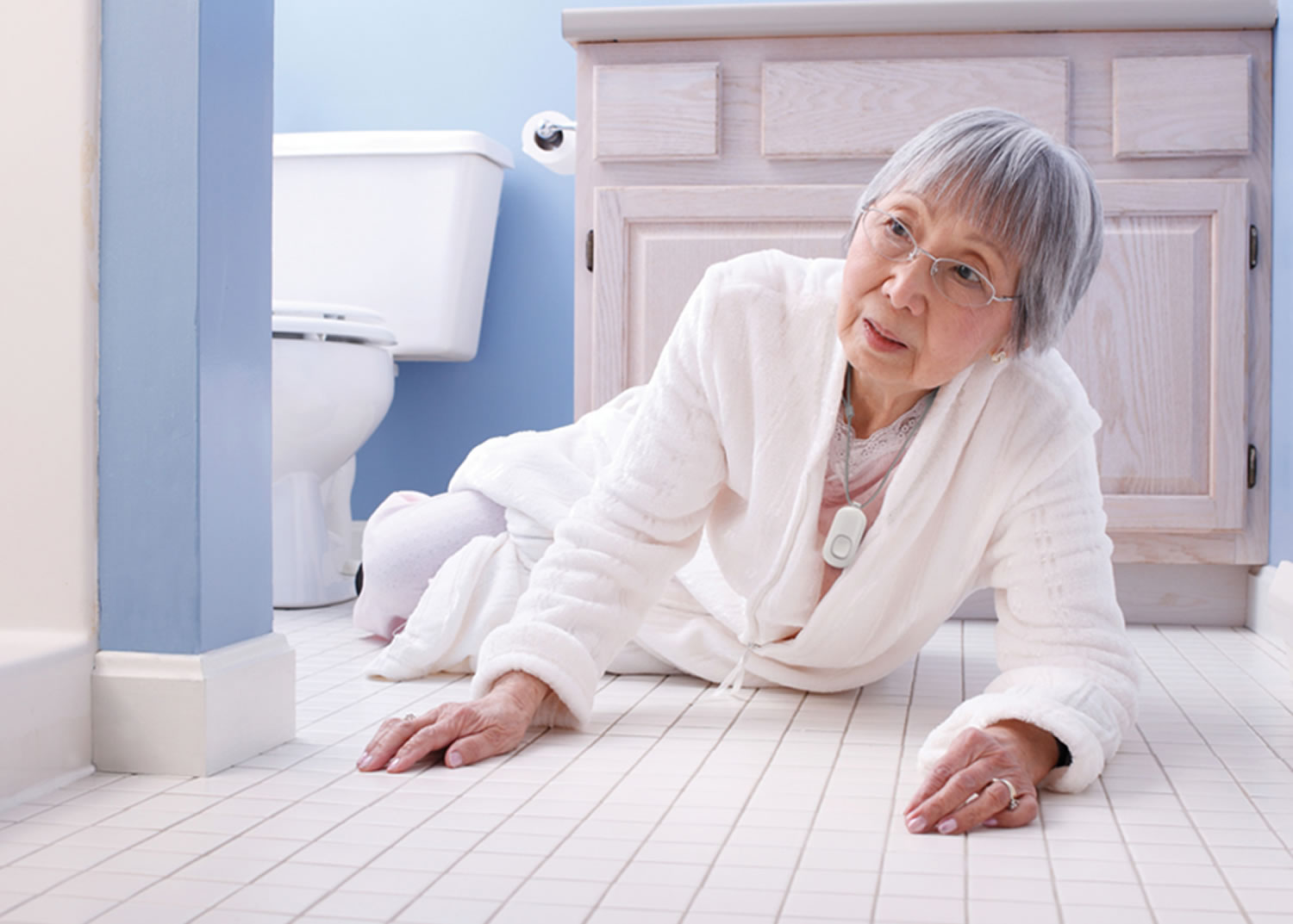 Người già có thị lực kém, vận động chậm chạp, dễ bị ngã trong phòng tắm ẩm ướt, nhiều nước