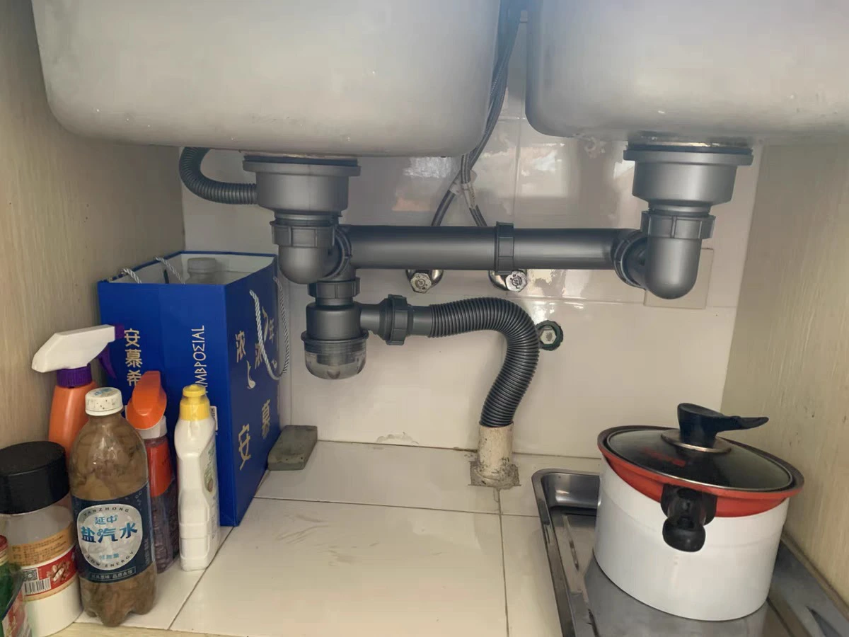 Ống thoát nước chậu rửa bát nằm bên dưới bồn rửa