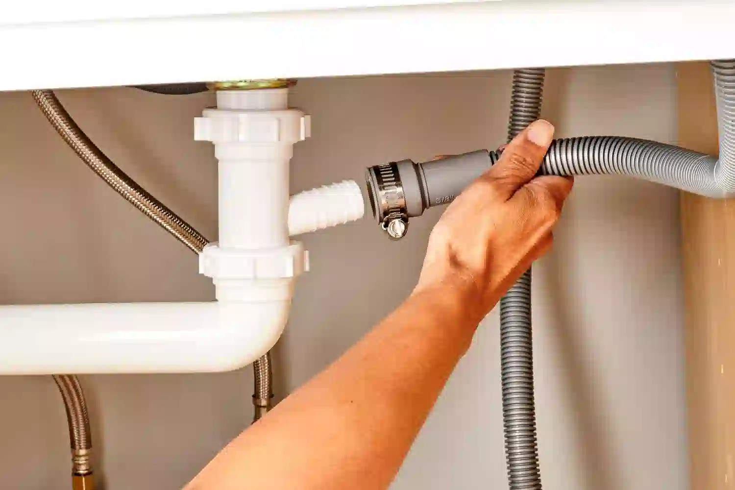 Cách làm thông bồn rửa chén bằng ống thoát nước tự chế dễ thực hiện nếu nắm rõ các bước làm