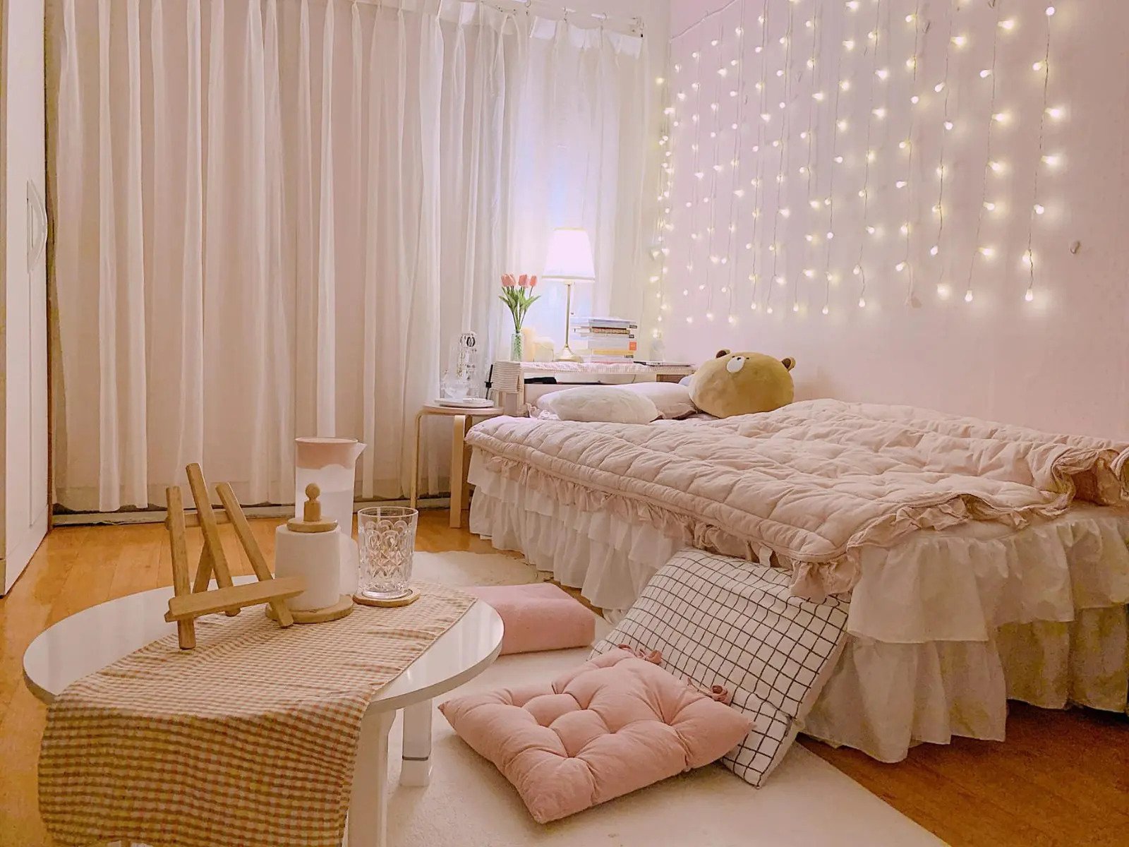 Decor phòng ngủ chill cho nữ với tone màu hồng trắng