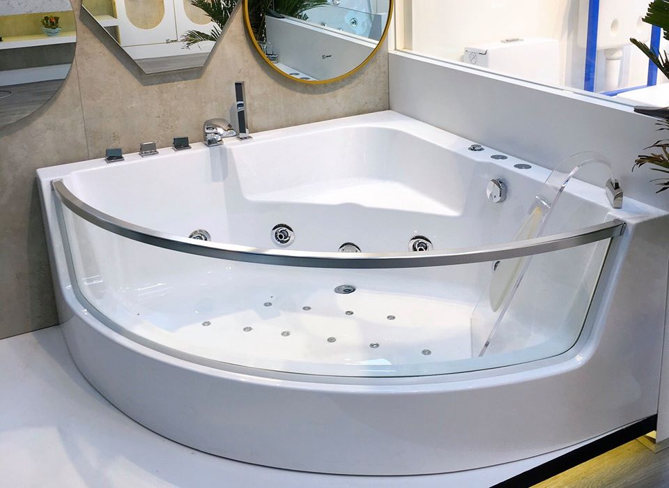 Kích thước bồn tắm góc nhỏ gọn giúp tận dụng khoảng trống, tiết kiệm không gian hiệu quả