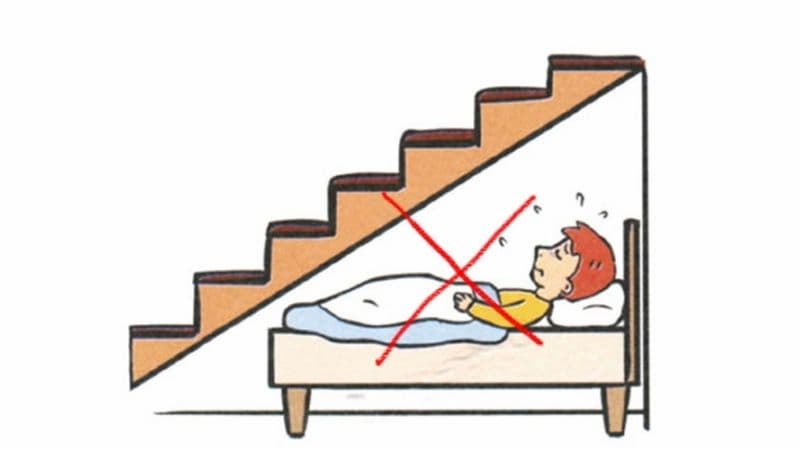 Kê giường ngủ dưới gầm cầu thang tạo cảm giác bị đè nén
