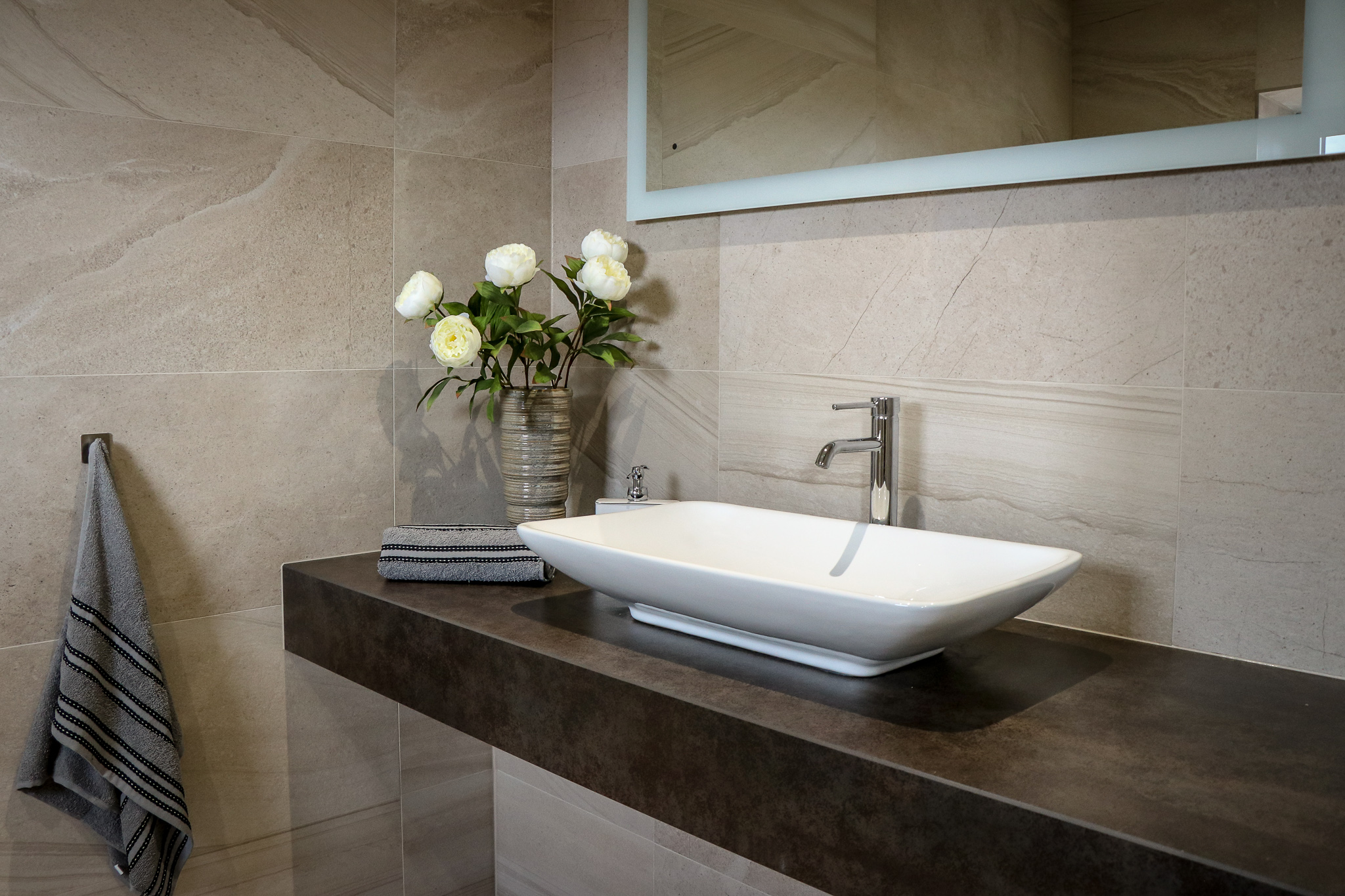 Bàn đá lavabo được thiết kế với nhiều kích thước khác nhau nhằm phù hợp với diện tích phòng tắm