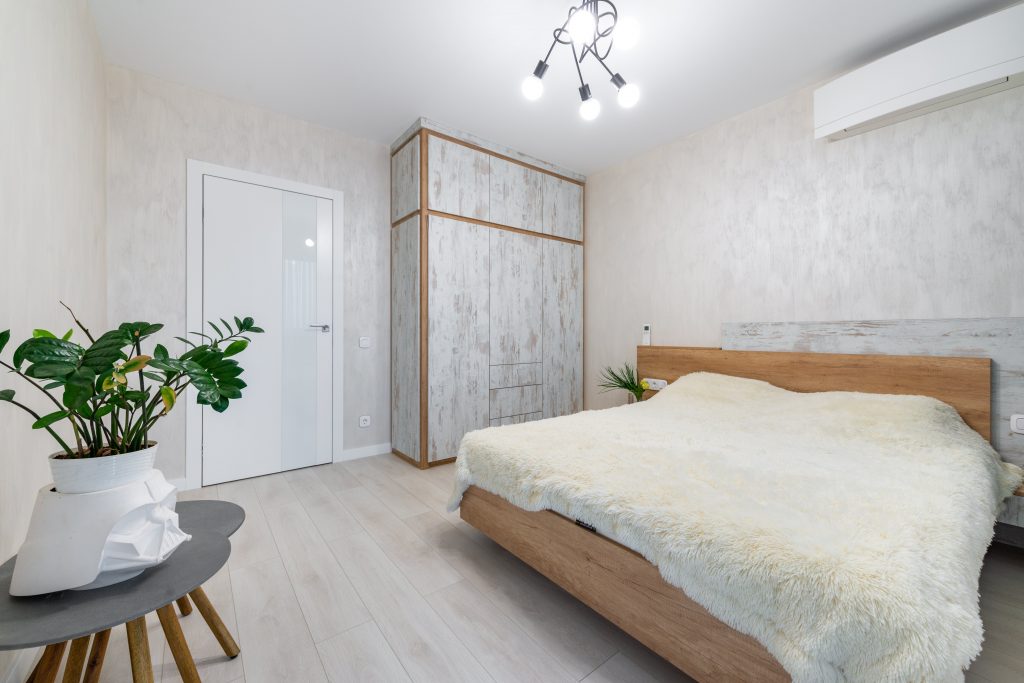 Cửa phòng ngủ bằng nhựa màu trắng pha xanh