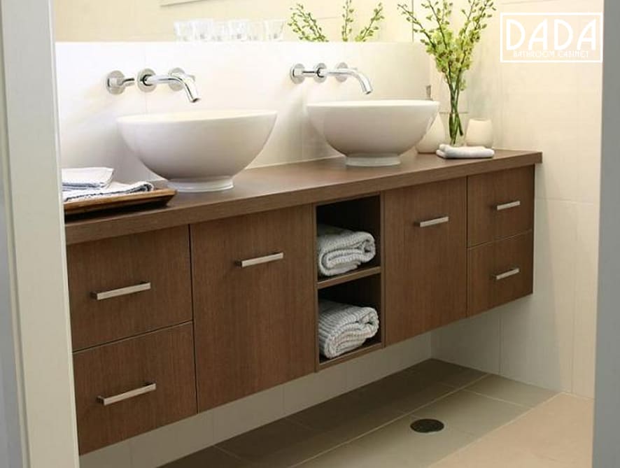 Thiết kế lavabo với một hệ tủ dài, rộng rãi, phù hợp với gia đình đông người