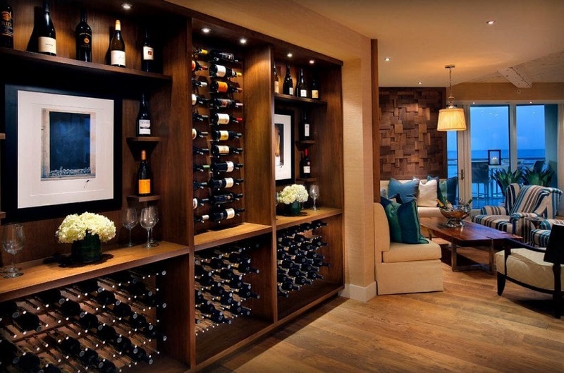 Bạn có thể lựa chọn tủ rượu có chất liệu gỗ tự nhiên để mang đến sự sang trọng cho không gian phòng khách