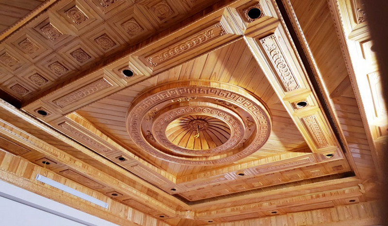 Khám phá phòng khách mẫu trần gỗ Xoan đẹp, sang trọng nhất hiện nay