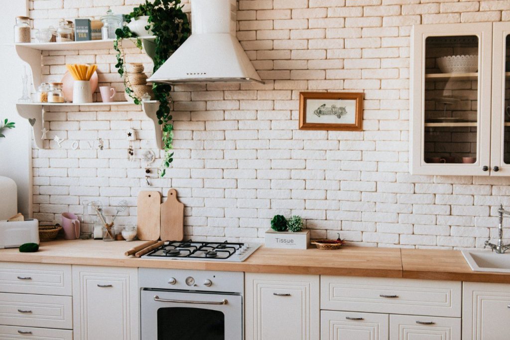 Kệ trang trí là trợ thủ đắc lực khi trang trí không gian bếp