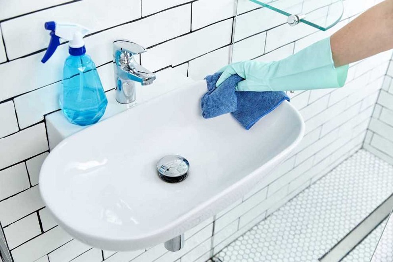 Thực hiện vệ sinh và bảo dưỡng lavabo định kỳ để "tăng tuổi thọ" sản phẩm