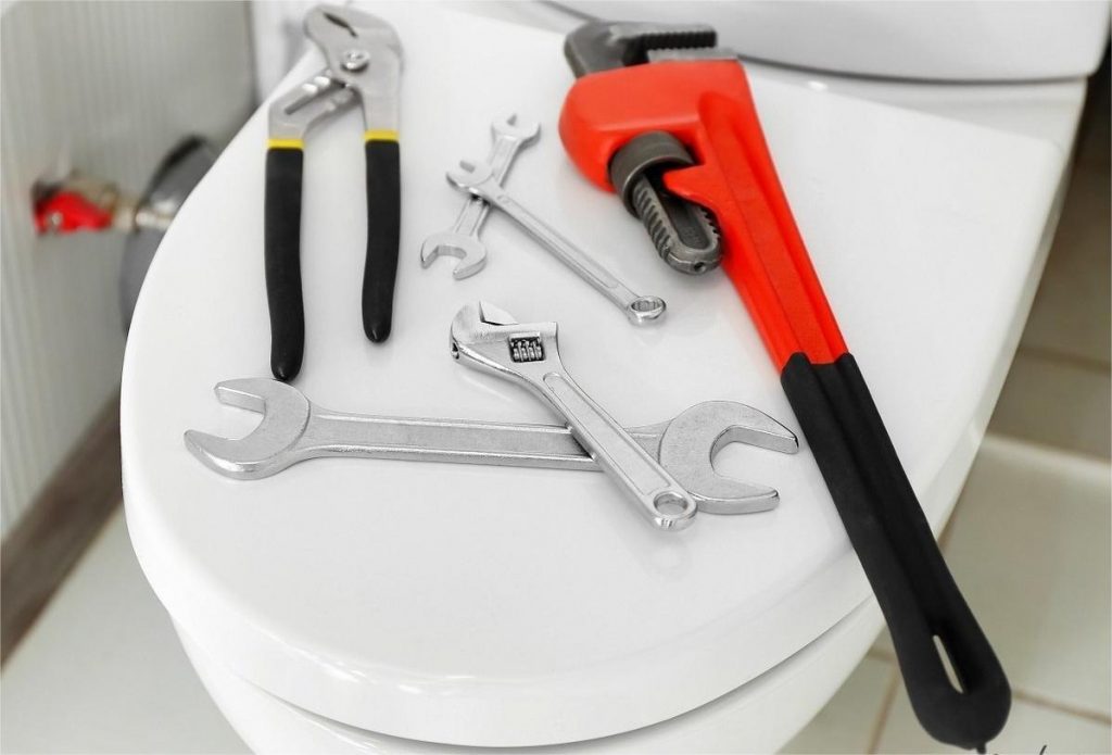 Chuẩn bị các dụng cụ lắp bồn cầu thông minh 