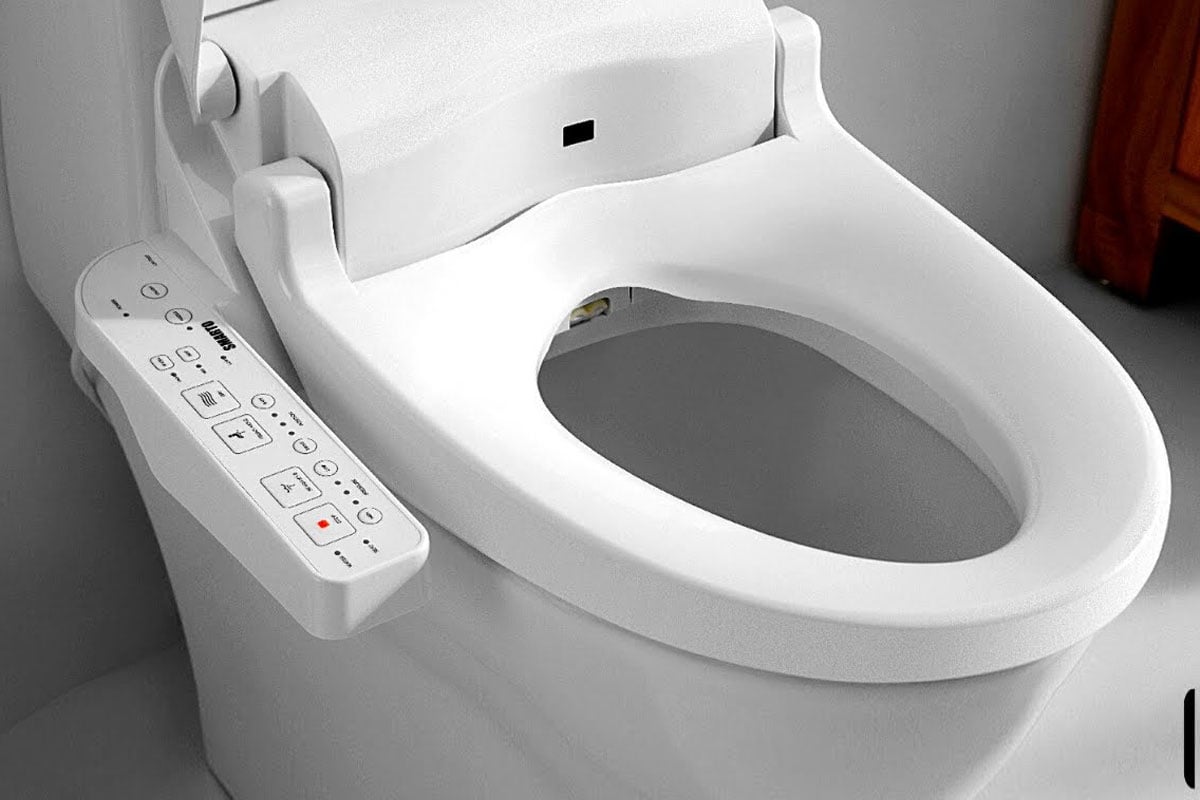 Một số lỗi khác thường gặp như: Tình trạng nước rò rỉ từ đường ống, nắp bồn cầu không cố định…